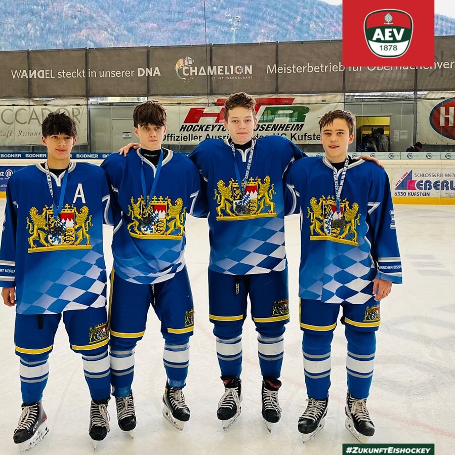 Für das internationale Eishockeyturnier in Kufstein wurden vom Landestrainer Robert Schröpfer gleich 5 Spieler des Augsburger EV - U15 / Jahrgang 2009 nominiert. Unsere Jungs bildeten somit die höchste Vertretung aller bayerischen Vereine bei diesem hochkarätigen Ländervergleich.
Die Bayernauswahl überzeugte mit Siegen am Freitag gegen die italienische Landesauswahl sowie am Samstag gegen die ungarische Nationalmannschaft. Lediglich der Nationalmannschaft aus Österreich mussten sich die Bayern am Sonntag geschlagen geben.
Jungs, wir sind stolz auf euch! Unsere AEV-Spieler v.l.:
Jerry Gerg, Tim Hartmann, David Jenka, Lenny Rekis und Lukas Pest (verletzungsbedingt n.a.d. Bild)
#nurderaev #zukunfteishockey
