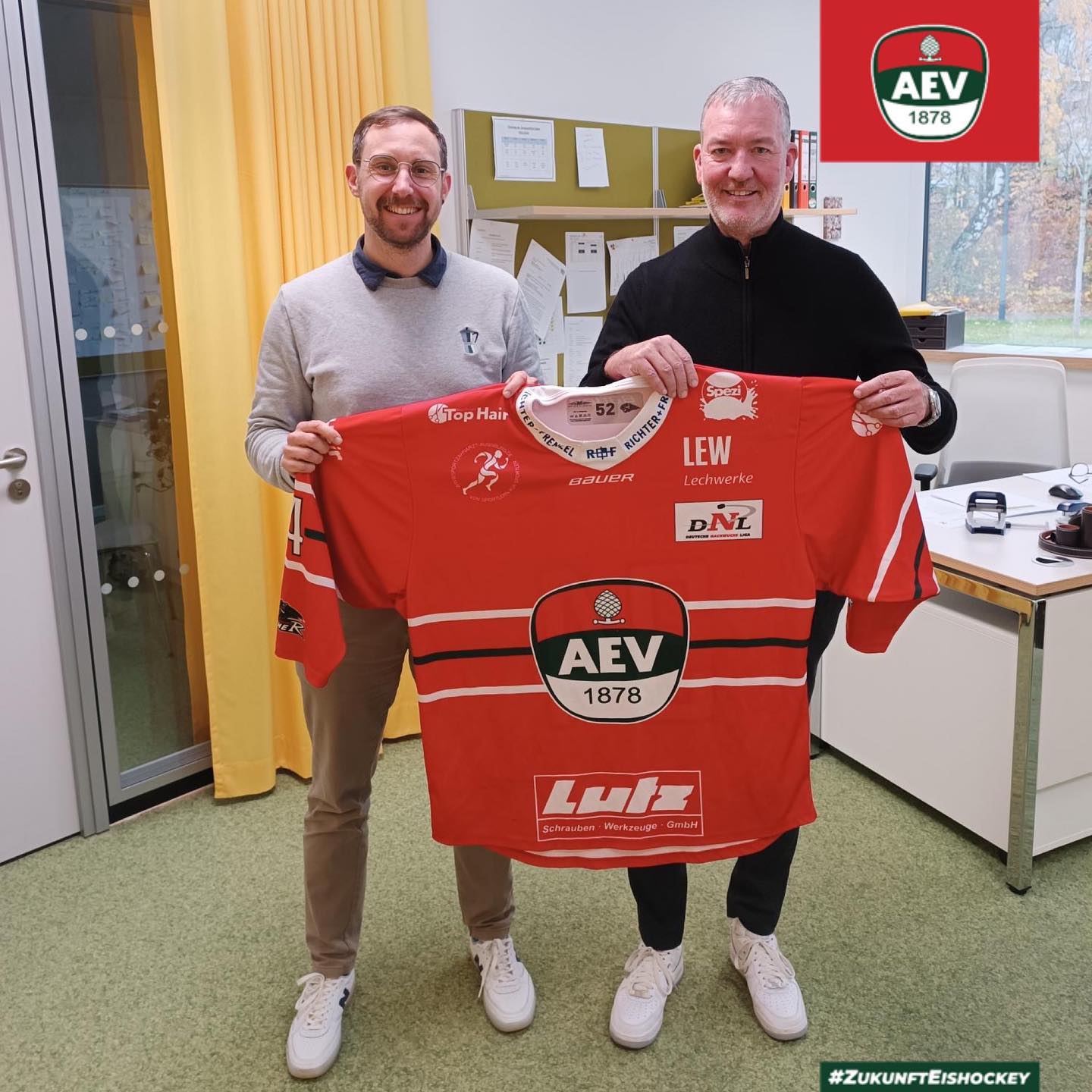 Anna-Pröll-Mittelschule und AEV erneuern Schulpartnerschaft
Der AEV freut sich, die seit vielen Jahren bestehende Partnerschaft mit der Anna-Pröll Mittelschule in Gersthofen zu erneuern. Gemeinsam wollen der AEV und die Anna-Pröll Mittelschule den Spieler*innen neben der Ausbildung auf dem Eis auch die bestmögliche schulische Ausbildung ermöglichen. Geplant ist eine langfristige Zusammenarbeit, von der beide Seiten profitieren können. Ab der Saison 2023/24 ist angedacht, dass Schüler*innen der Anna-Pröll Mittelschule das Frühtraining des AEV besuchen können. Der AEV stellt der Anna-Pröll Mittelschule sein Trainingsmaterial und bei Bedarf auch einen Spieler für den Eislaufunterricht in den Klassen zur Verfügung.
(Links: Maximilian Greiner - Pädagogischer Leiter des AEV
Rechts: Robert Walch - Rektor Anna-Pröll Mittelschule)
Weitere Informationen zur Schulkooperation auf augsburger-ev.de #zukunfteishockey #nurderaev
