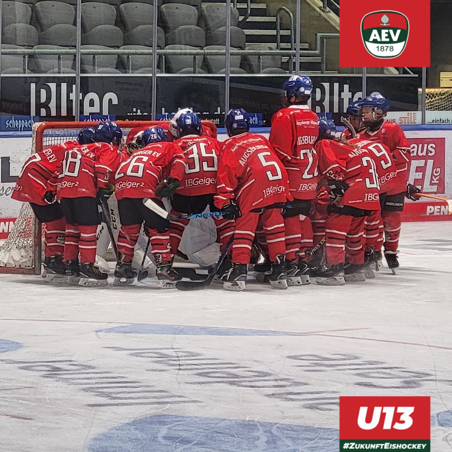U13-2 schlägt die Miners vom TSV Peißenberg denkbar knapp mit 8:7
Im ersten Drittel konnten sich die Miners ein 1:1 erkämpfen da unser Team im Abschluss nicht zwingend genug war.
Wie das besser geht, zeigten uns dann die Gäste im 2. Drittel (1:4).
Mit einem Kraftakt der jungen AEV'ler im Schlußabschnitt (6:2), konnte die Partie letztlich doch noch knapp gewonnen werden #nurderaev #zukunfteishockey